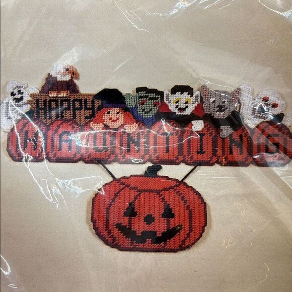 Hobby Kraft 'Happy Haunting' Plastic Canvas Kit - Picture 2 of 7